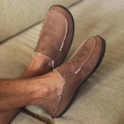 OluKai Moloā Slipper - Toffee / Dark Wood -OluKai Shop 10252 3363 101