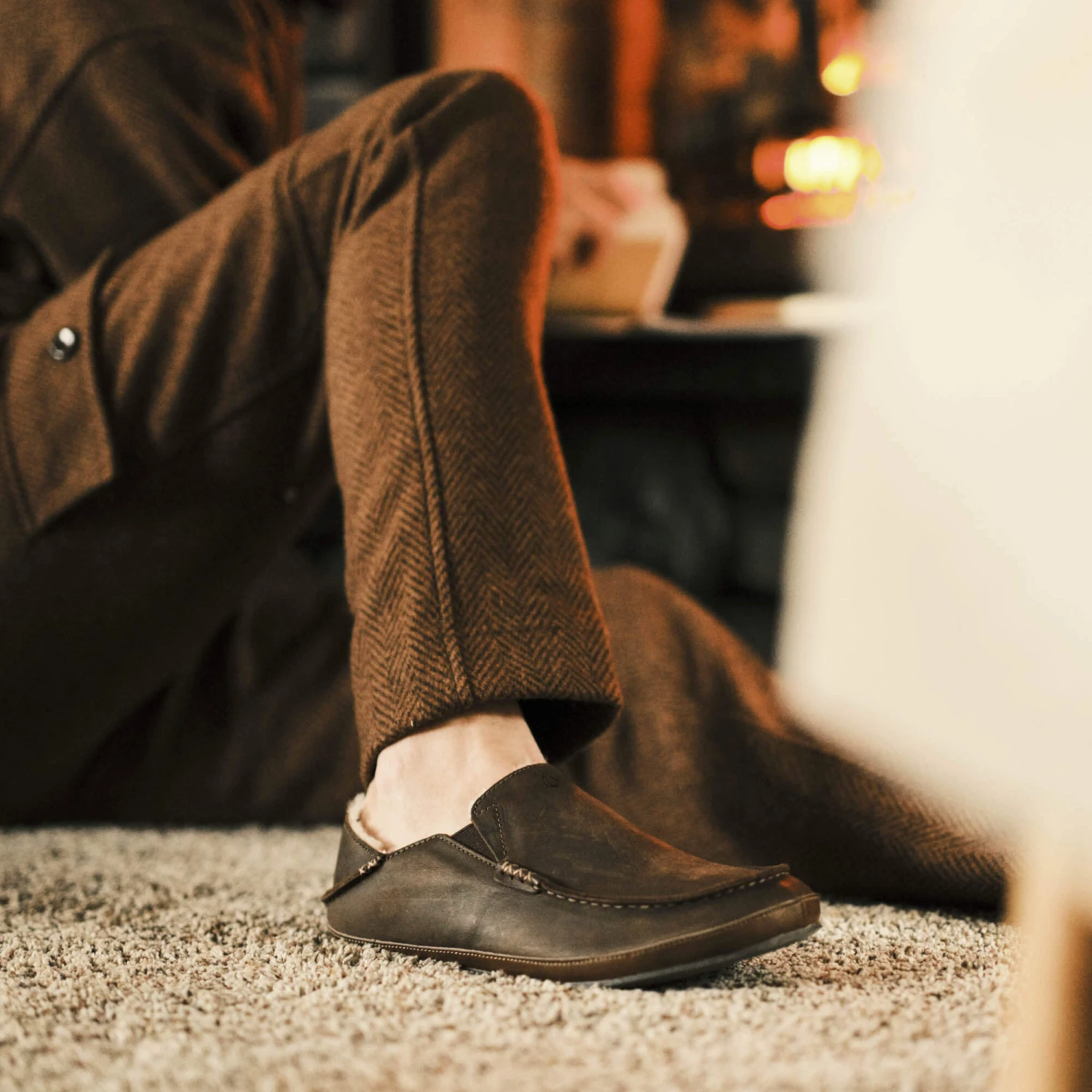 OluKai Moloā Slipper - Dark Wood 6 OluKai Moloā Slipper - Dark Wood - Image 4