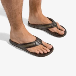 OluKai Mea Ola Mano-Dk Java / Mustang 11 OluKai Mea Ola Mano-Dk Java / Mustang -OluKai Shop 10575 4813 105 M MEAOLAMANO DkJavaMustang