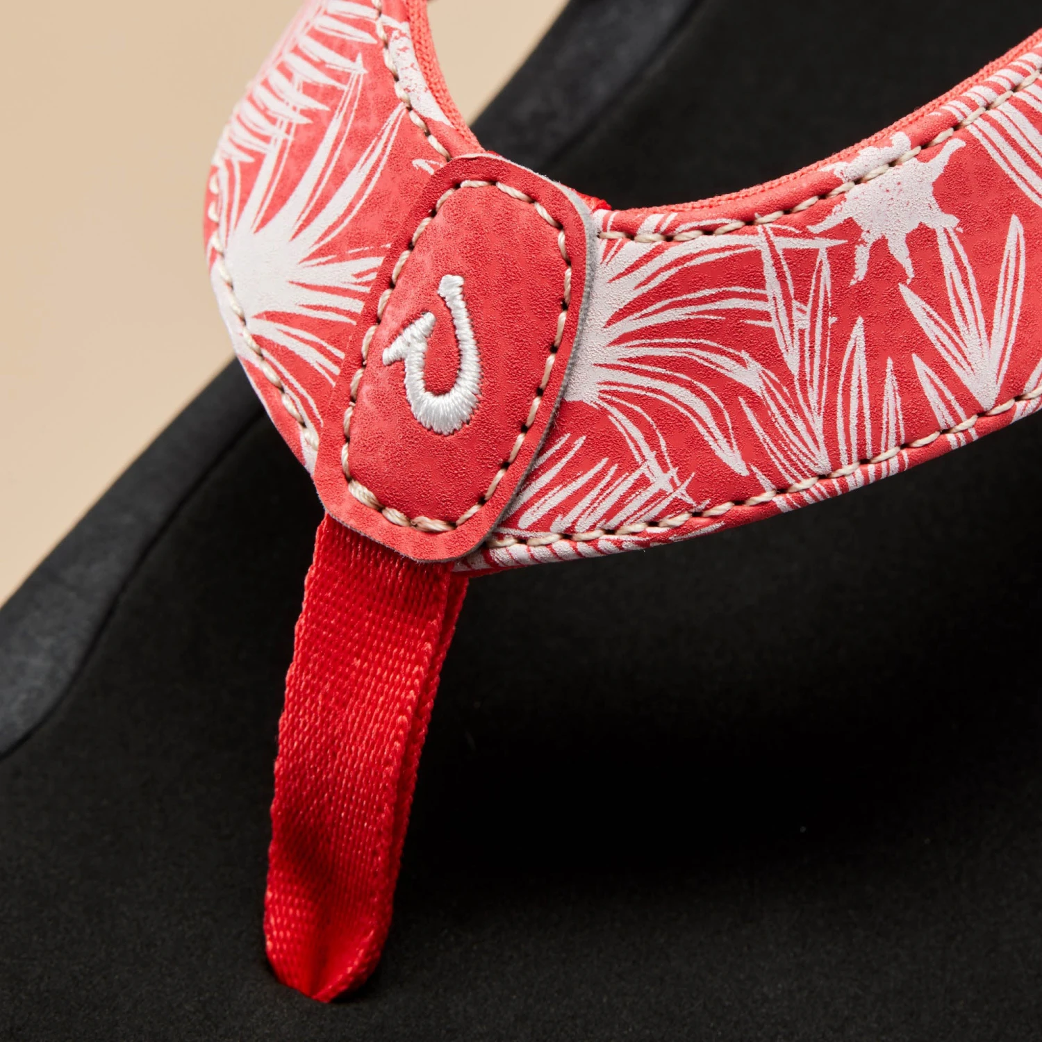 OluKai ‘Ohana - Lehua Flower / Onyx 4 OluKai ‘Ohana - Lehua Flower / Onyx - Image 2