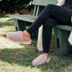 OluKai Pūpū Mua - Pink Sea Salt -OluKai Shop 20476 4F4F 102 1