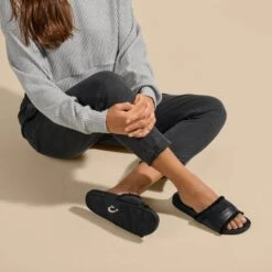 OluKai Hō‘ala Slide - Black 15 OluKai Hō‘ala Slide - Black -OluKai Shop 20523 4040 102 W HoalaSlide BlackBlack