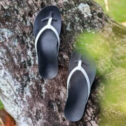 OluKai Ho‘ōpio - White / Onyx -OluKai Shop Ho opio White galleryimage 03 5b3aec00 2b00 4140 a4d2 af17cfd5f04e